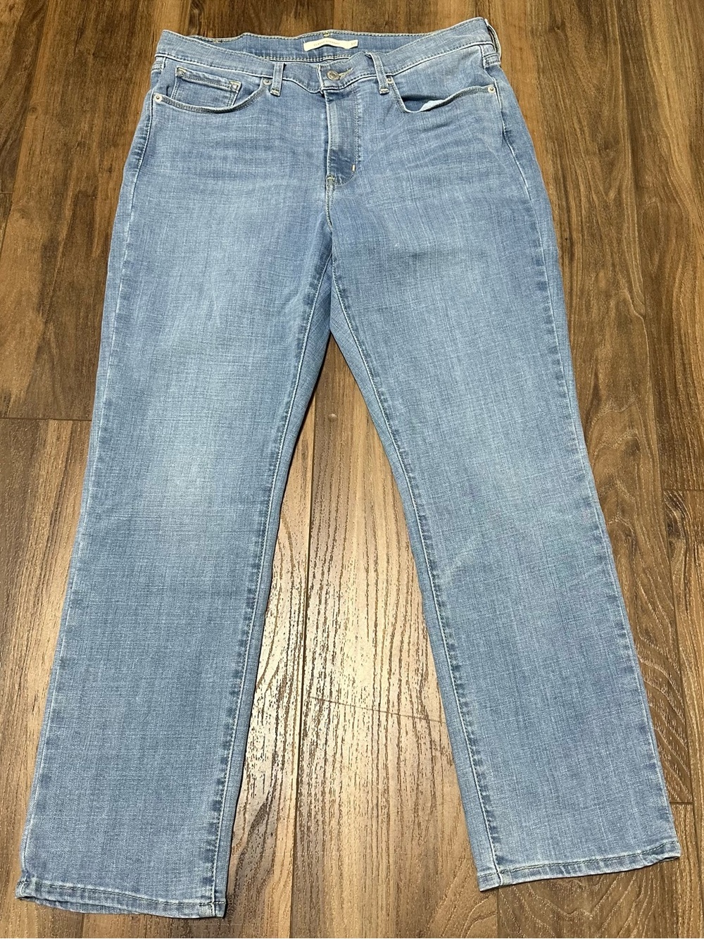 Levi’s Women’s Classic Straight Jeans 10 Light Wash W30 L28